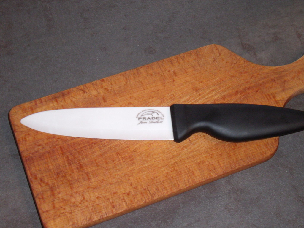 planche à découper en bois et couteau céramique pradel